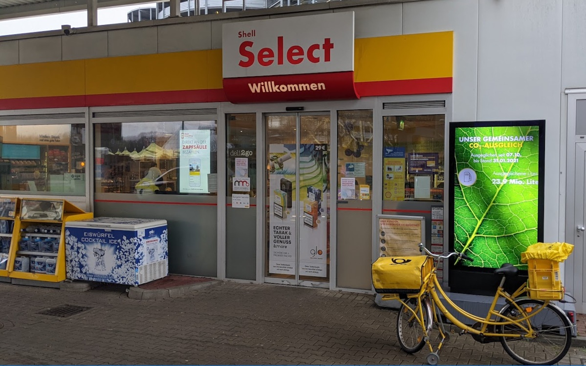 Symbolfoto - Display im Schaufenster einer Tankstelle (Foto: invidis)