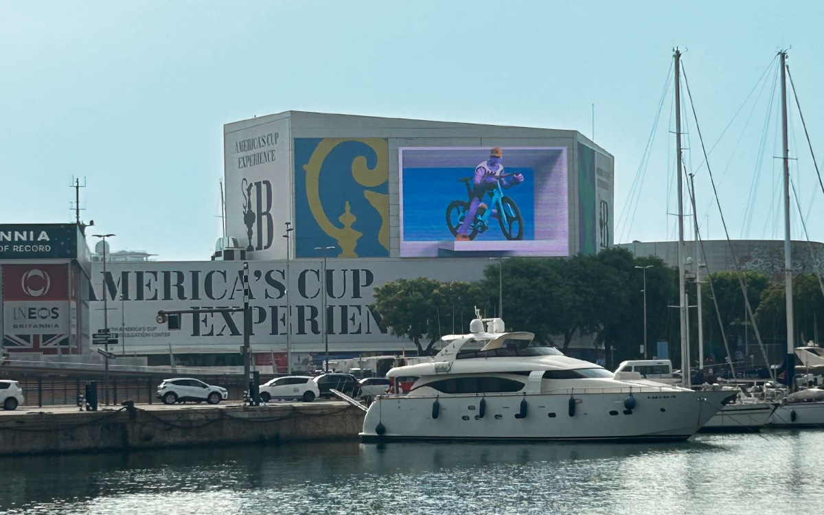 Um den America's Cup von der See in die Stadt zu bringen, richtete die Regatta diese Erlebnisausstellung im Hafen von Barcelona ein. (Foto: LEDDREAM Group)