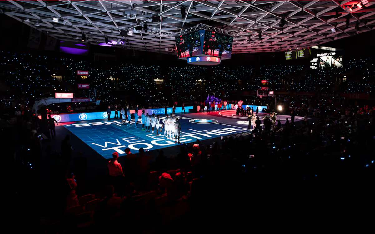 Gerade wird der LED-Boden in der BMW Arena fertiggestellt. Trainings finden schon darauf statt. (Foto: FC Bayern)