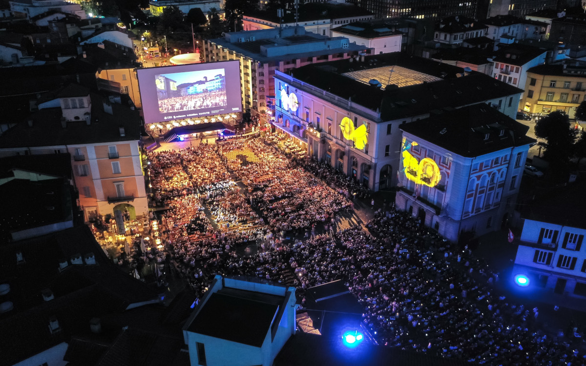 Als Digital Signage-Partner für das Locarno Filmfestival ist Cingerine auch für die Seitenprojektionen auf der Piazza verantwortlich. (Foto: Cingerine)