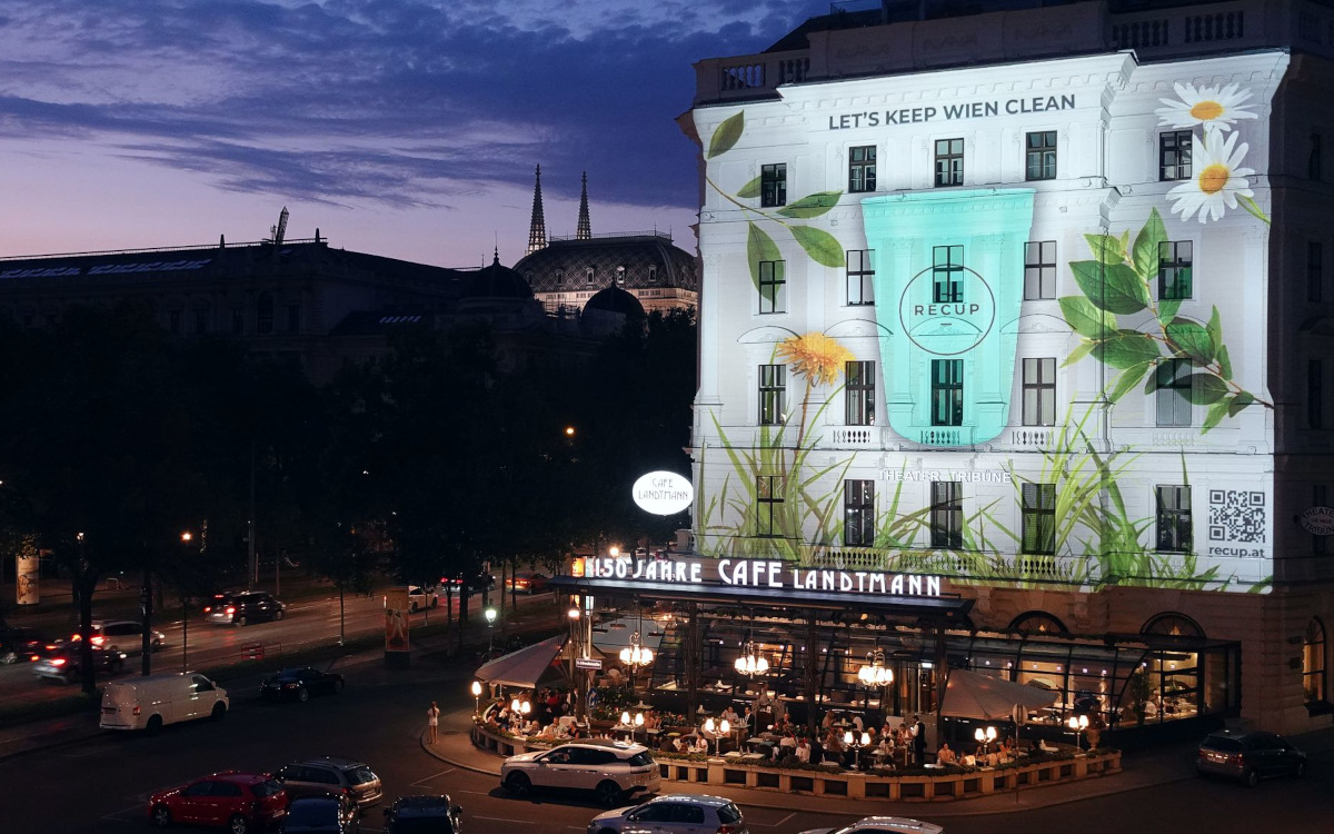 Ein riesiger Recup-Becher leuchtete eine Woche lang auf der Fassade des Café Landtmann in Wien. (Foto: movielight)