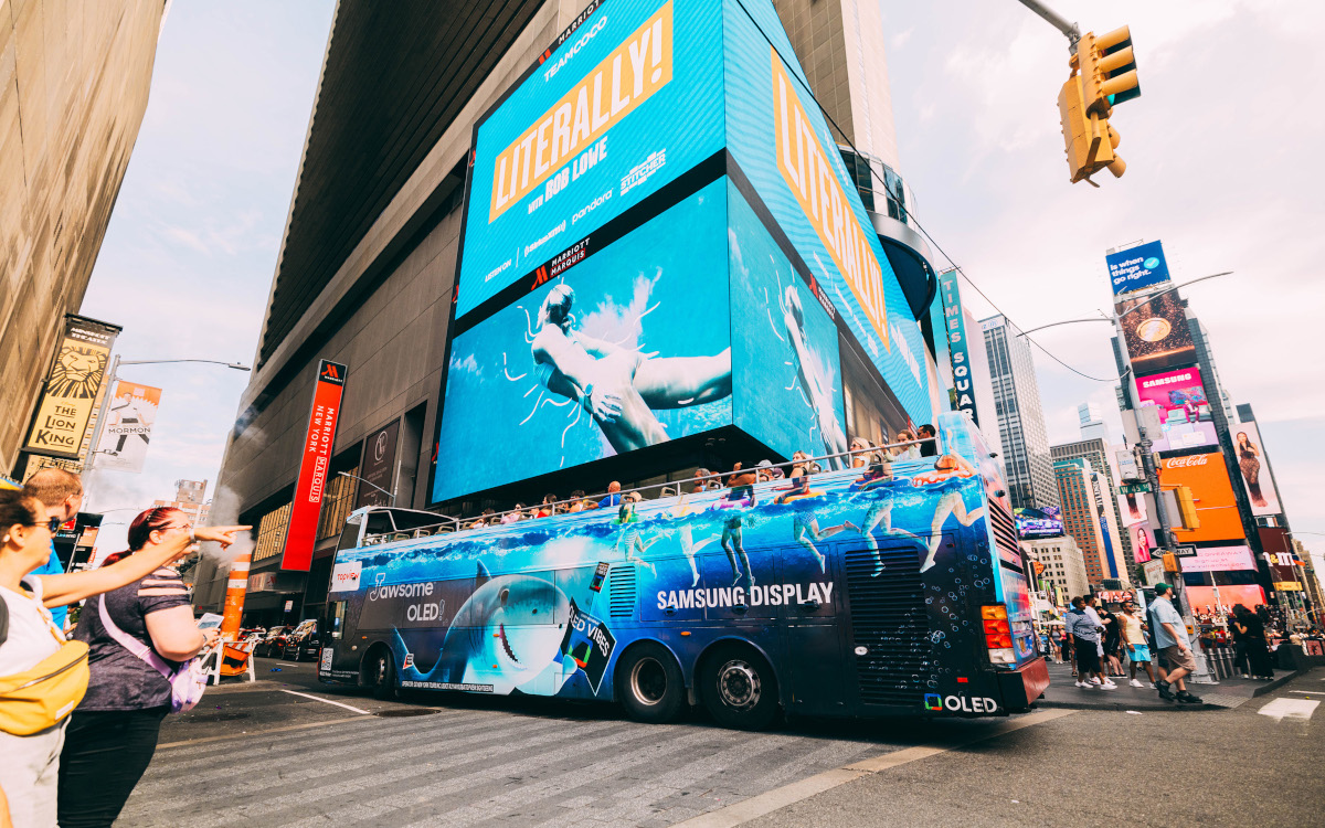 Der New Yorker Tourbus, der die OLED-Werbung von Samsung Display trägt, auf seiner Route durch den Times Square (Foto: Samsung Display)