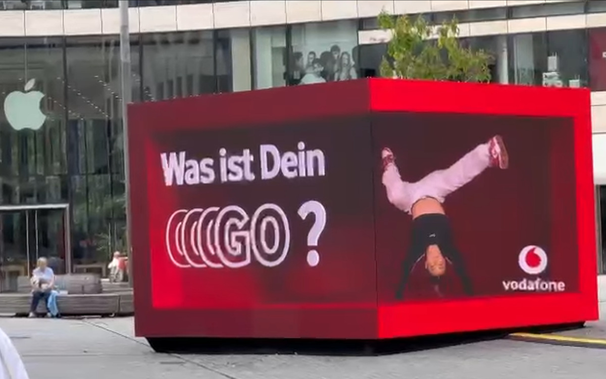 Vodafone setzt im Rahmen seiner 360-Grad-Imagekampagne auch auf OOH-Sonderformate, wie diesen LED-Cube in Düsseldorf. (Foto: StröhleinConsult/Screenshot)