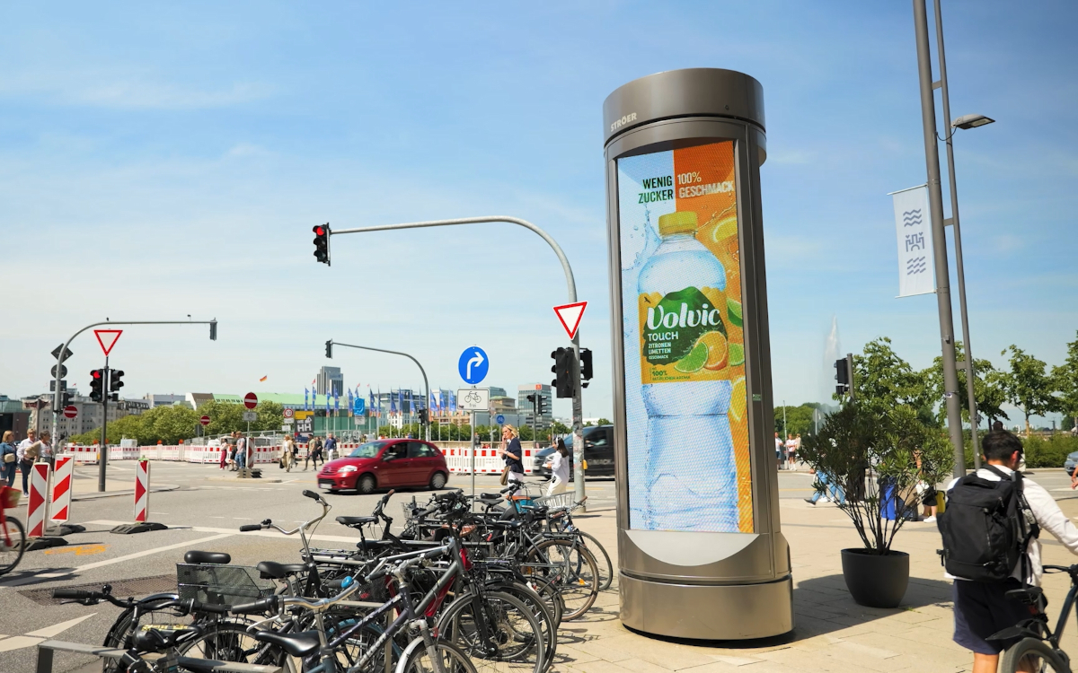 DooH-Fläche mit Volvic-Werbung während der EM (Foto: Ströer)