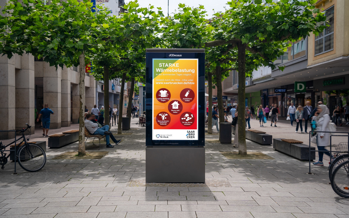 Ab 30 Grad melden die DooH-Stelen in Saarbrücken die Hitzewarnstufe 1. (Bildmontage: Wall GmbH)