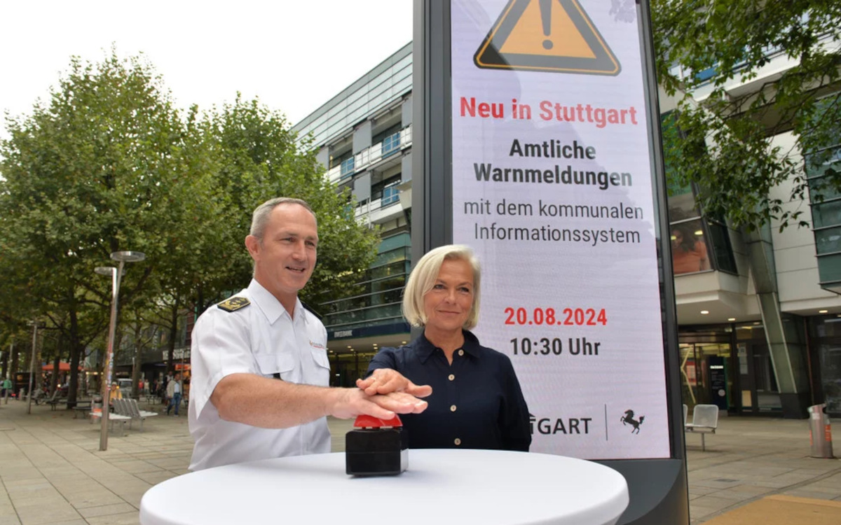 Georg Belge, Feuerwehrkommandant von Stuttgart, und Evelyn Lerche, Regionalleiterin von Ströer, bei der Einführung von Bevölkerungswarnungen über die Stadtinformationsanlagen. (Foto: Ströer)