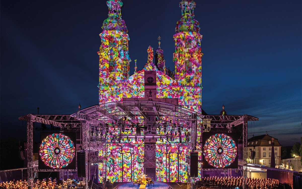 Der Dom zu Fulda bildet einen einmaligen Hintergrund für das Open-Air-Musical Bonifatius, das im August zurückkehrt. (Foto: satis&fy)