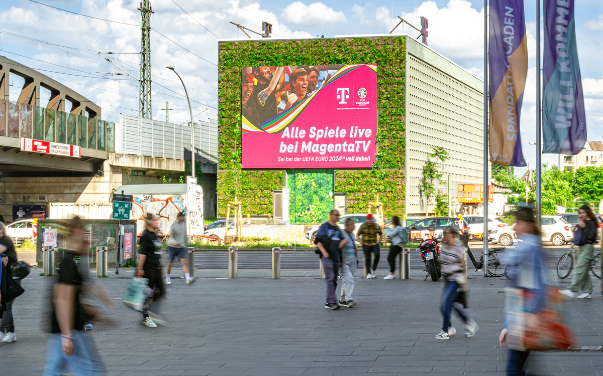 Emissionsarme Mediastrategien und Werbeträger wie dieser DooH-Screen von Blowup in Berlin gewinnen an Bedeutung. (Foto: Ströer)