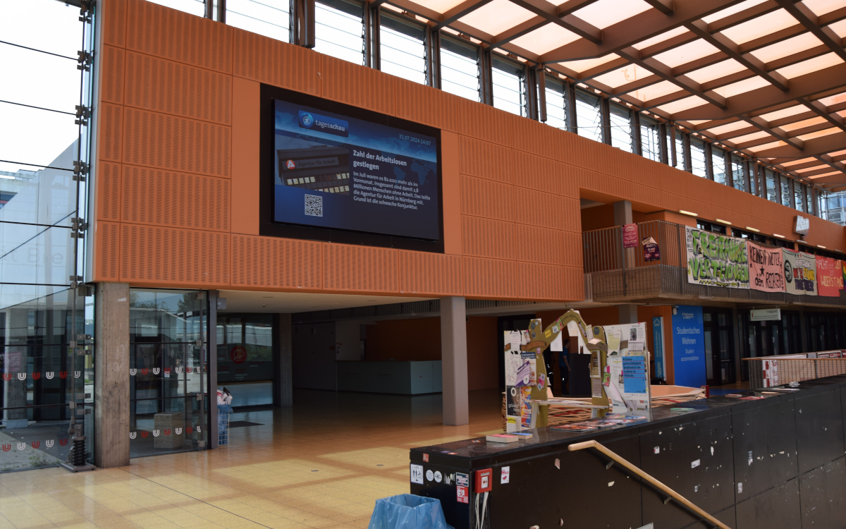 Deutsche Hochschulwerbung ließ die LCD-Videowall in der Uni Bremen durch eine LED-Variante ersetzen. (Foto: Campus Screens by Deutsche Hochschulwerbung)