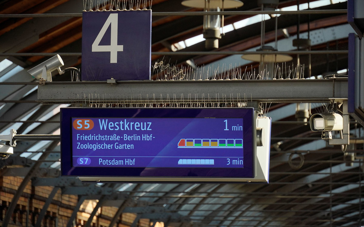 Grün, gelb, rot - ein Ampelschema zeigt auf Fahrgast-Displays der Berliner S-Bahn die Auslastung an. (Foto: Tom Hartung)