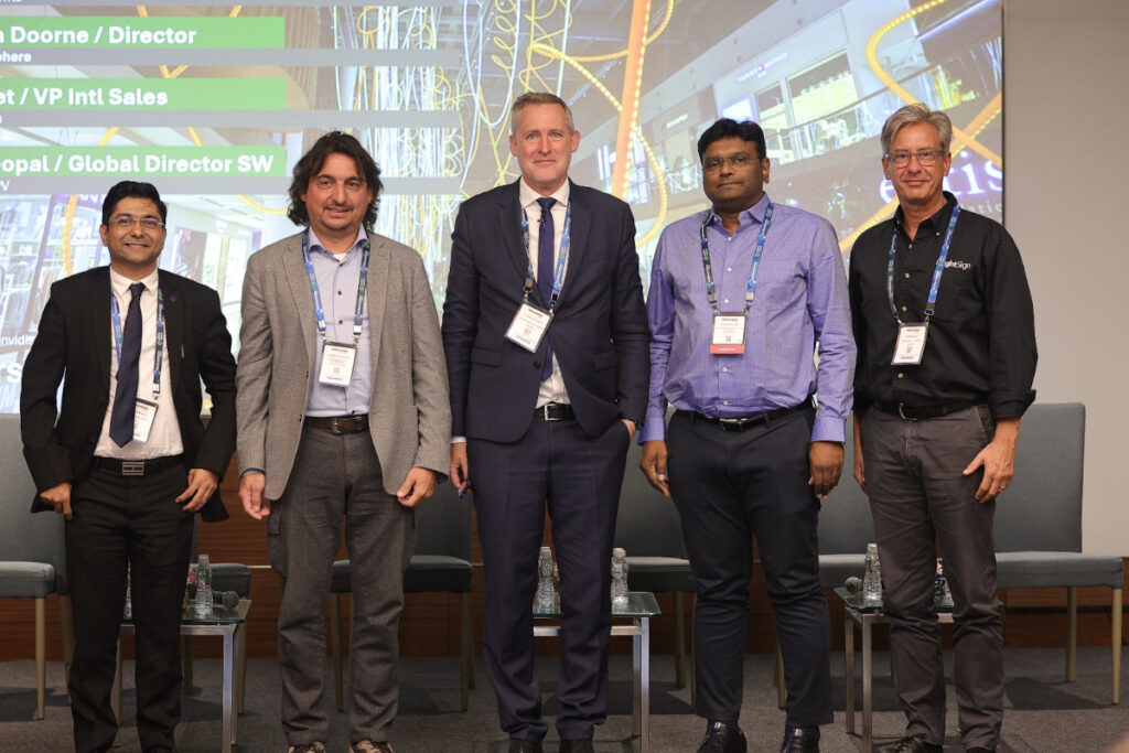 Von links: Anand Bhandari von JIO Platforms, Hubert van Doorne von Nexmosphere, Florian Rotberg von invidis, Siddarth Gopal, PPDS und Pierre Gillet von Brightsign (Foto: invidis/Infocomm)