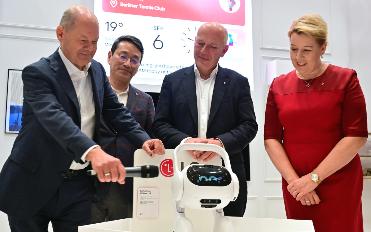 (Von links) Kanzler Scholz bei LG auf der IFA 2024 mit LGs Global CEO William Cho, Berlins Bürgermeister Kai Wegner und Wirtschaftssenatorin Franziska Giffey. (Foto: LG)