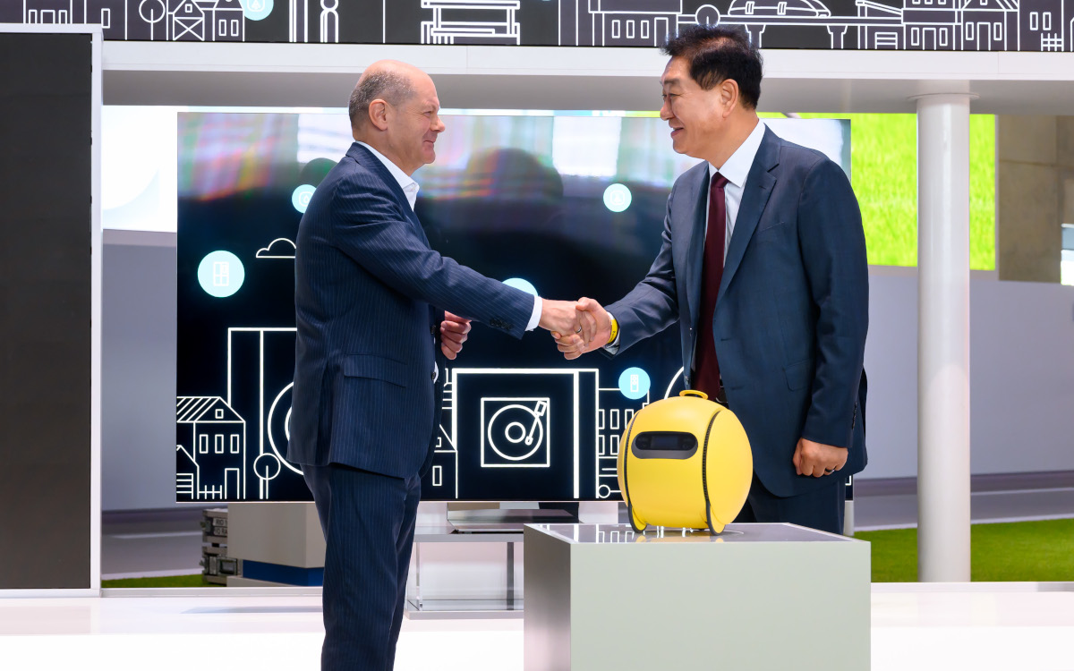 Olaf Scholz mit Samsung-CEO Jong-Hee (JH) Han (Foto: Samsung)