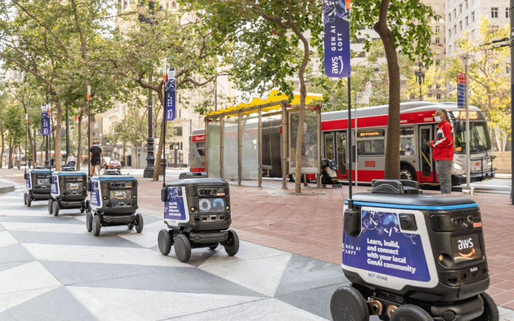 Lieferroboter als rollende Werbeträger (Foto: Kiwibot)