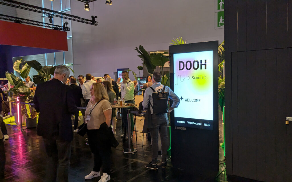 Die DooH Lounge (Foto: invidis)