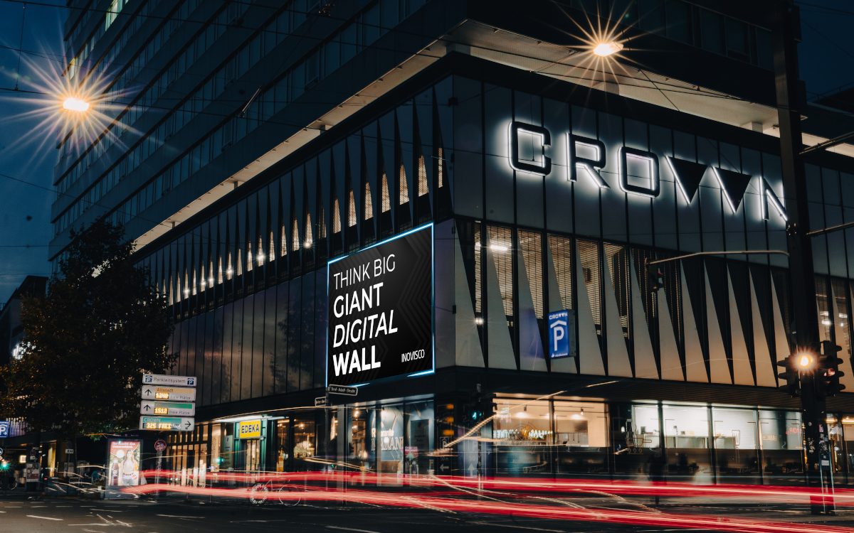 Eine der beiden neuen DooH-Screens auf der Fassade von The Crown in Düsseldorf. (Foto: Inovisco Mobile Media)