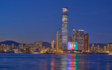 Einer der ikonischsten DooH-Screens der Welt befindet sich auf der Fassade des M+ Museums in Hongkong. (Foto: M+)