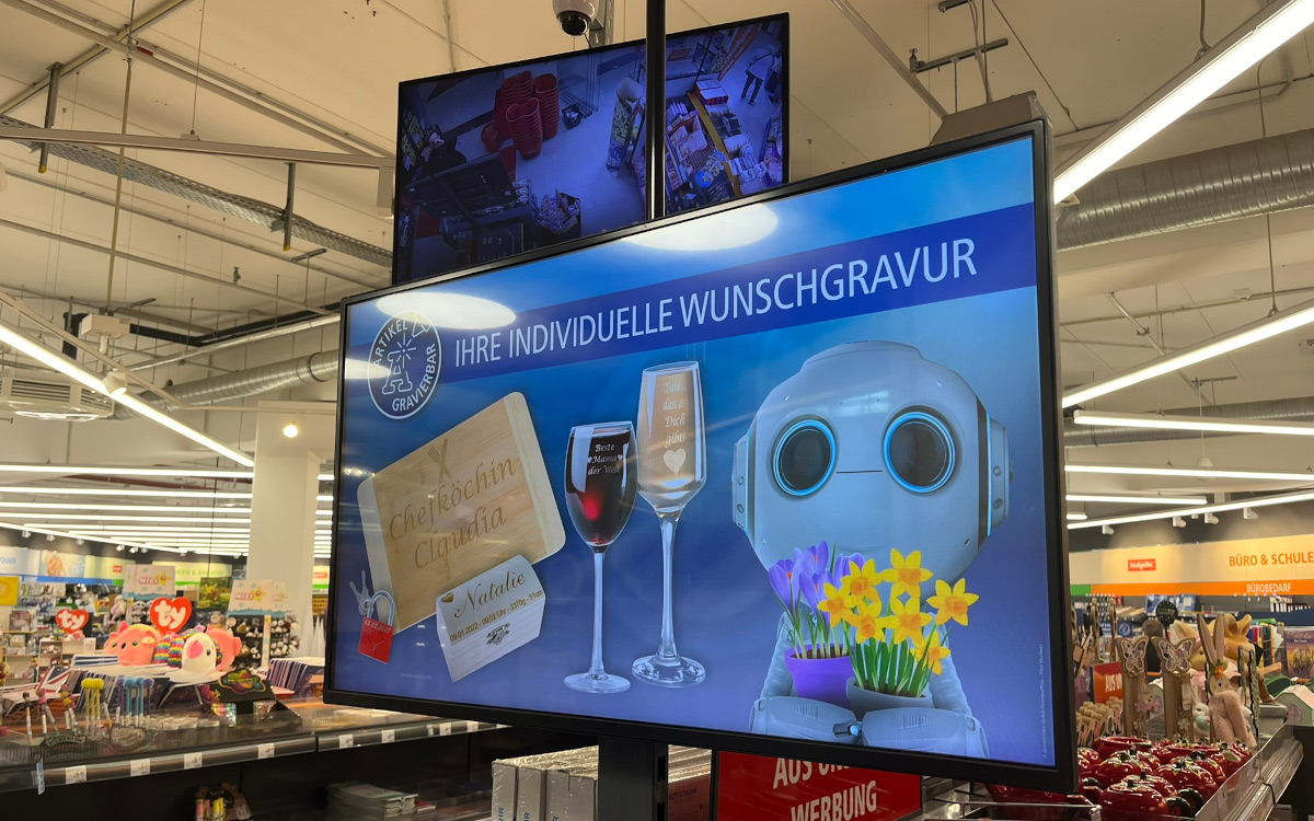 Die Displays im Querformat begrüßen die Kunden im Eingangsbereich der Pfennigpfeiffer-Filialen. (Foto: Nexgen smart instore)