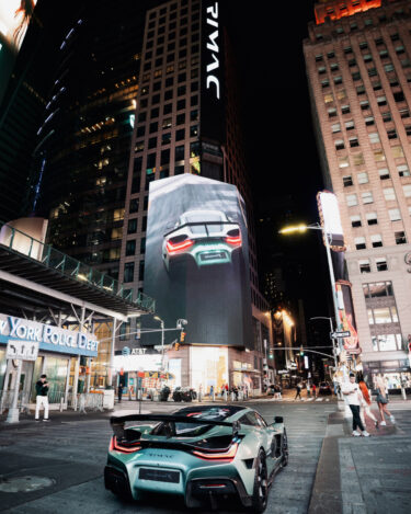 Der Rimac Nevera R auf dem Times Square (Foto: Rimac)