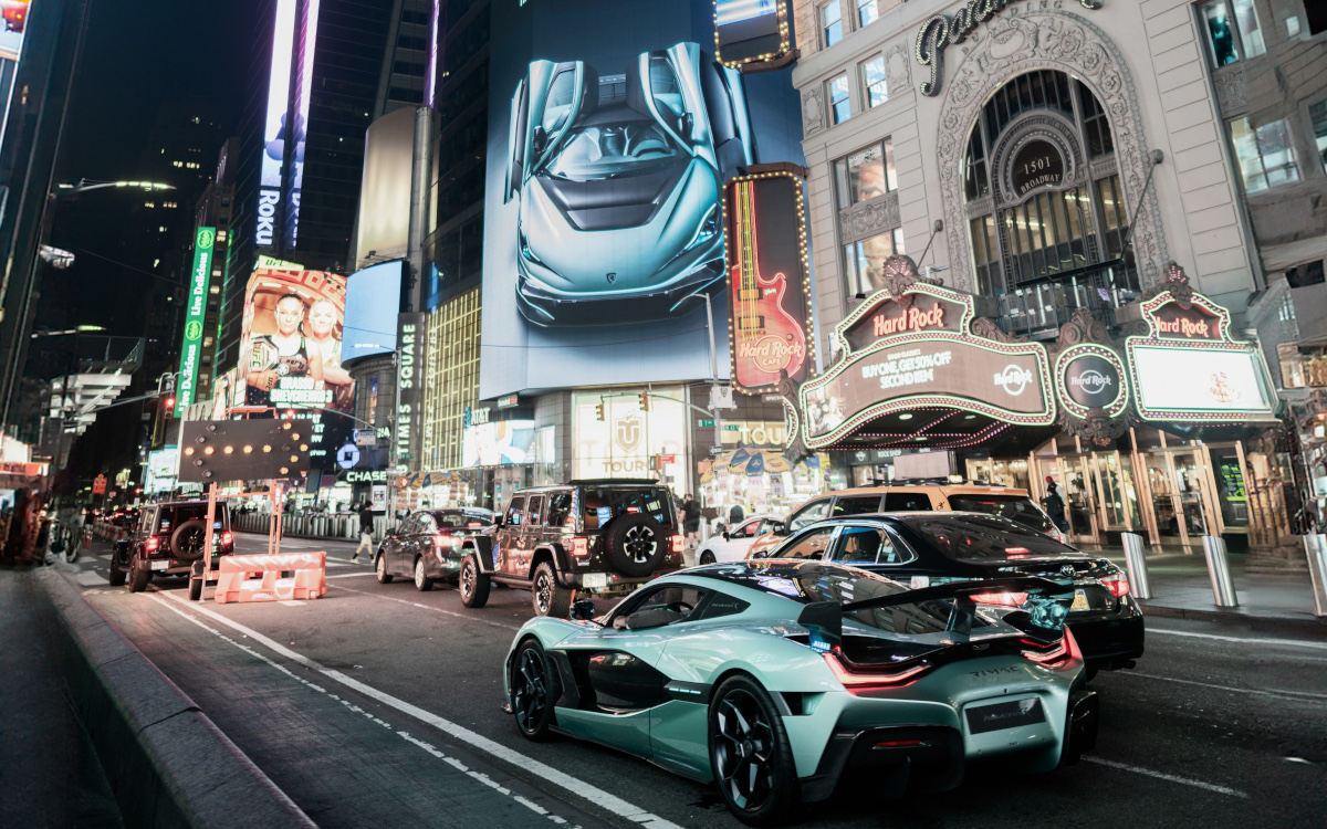 Rimac inszenierte sein neuestes Hypercar vor der Screen-Kulisse des New Yorker Times Square. (Foto: Rimac)