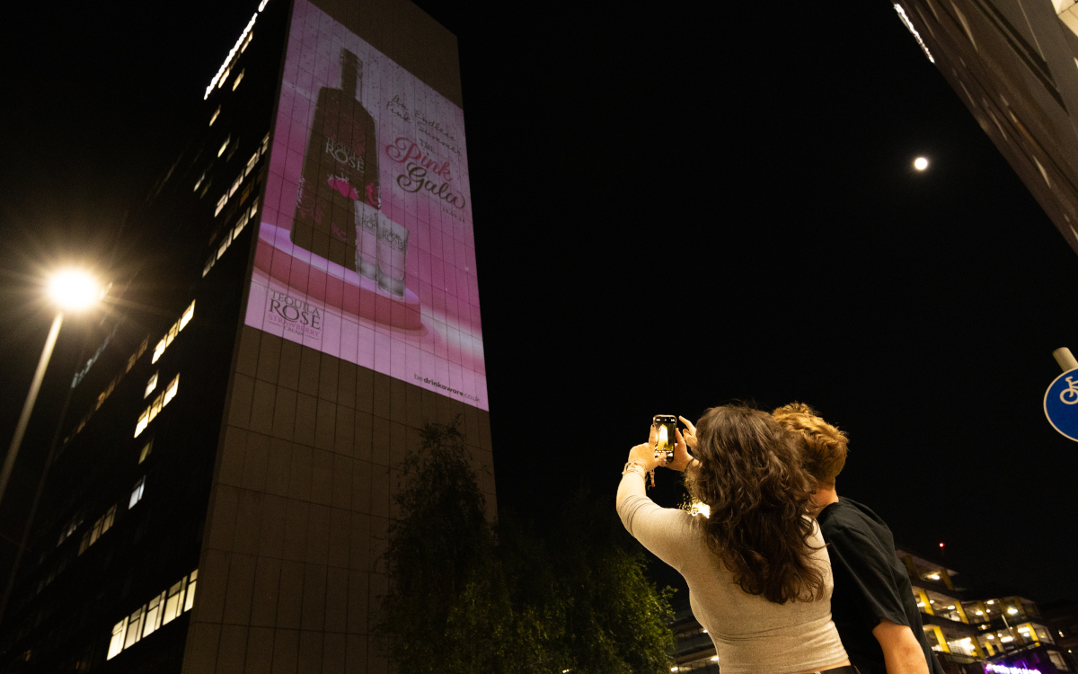 In der Nacht des 19. September bestrahlte Tequila Rose sämtliche Gebäude in Manchester mit dieser pinken Likör-Kampagne. (Foto: Bountiful Cow/Democracy)