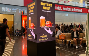 Einer der beiden neuen LED-Würfel am Wiener Flughafen (Foto: Vienna Airport)