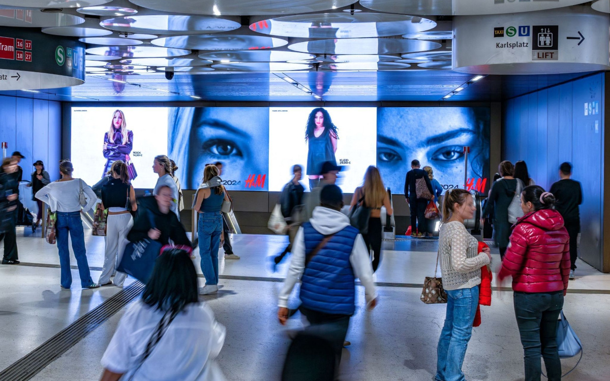 H&M-Kampagne in der Bahnhofspassage des Münchner Karlsplatz (Foto: Ströer)