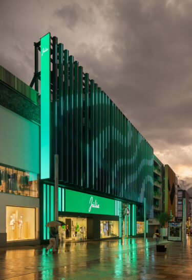 LED-Fassade der Perfúmeria Júlia in Andorra (Foto: Instronic)