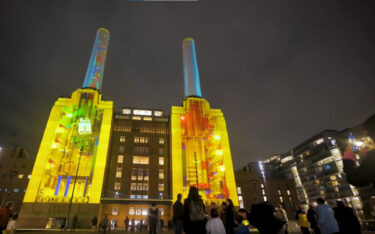 Lego nutzte das ehemalige Kohlkraftwerk in Battersea am Ufer der Themse für ein Projection Mapping. (Foto: Guy Smith/Screenshot)