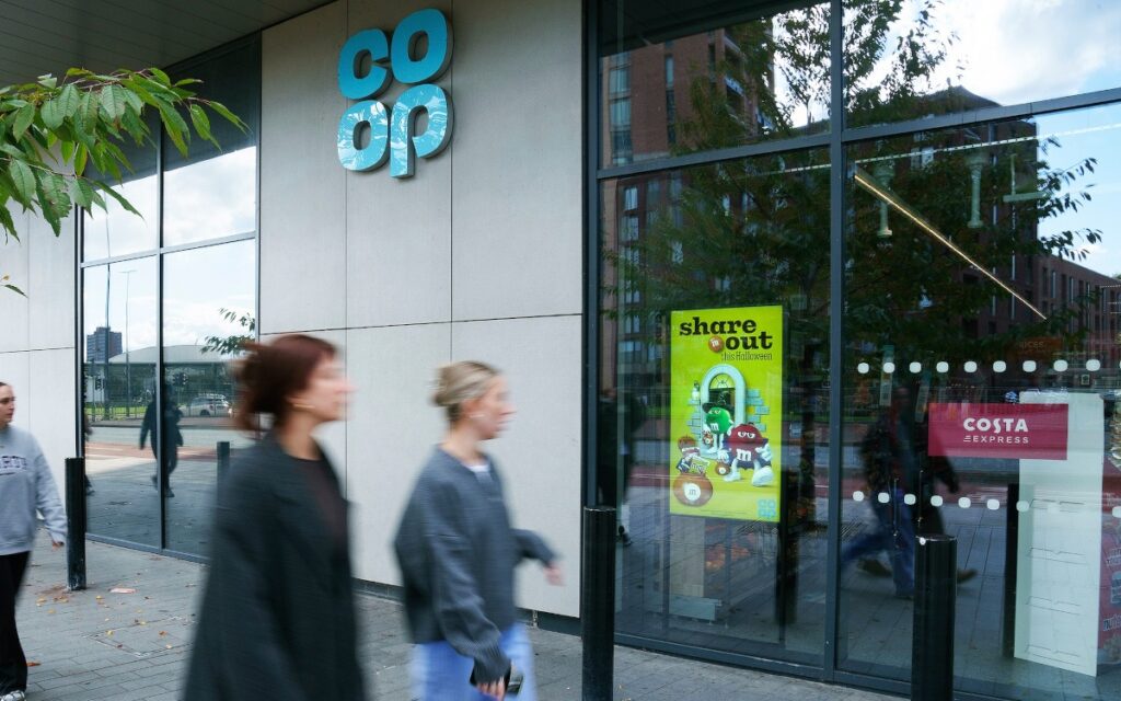 Neue Schaufenster-Screens bei Coop UK (Foto: Coop)