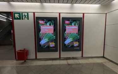 Rewe Angebotswerbung in München (Foto: invidis)