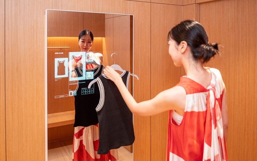 H&M Magic Mirror in Seoul (Foto: H&M)