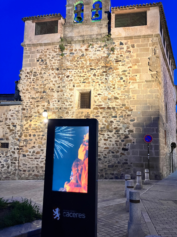 Digital Signage-Screen Caceres, Spanien (Foto: invidis)