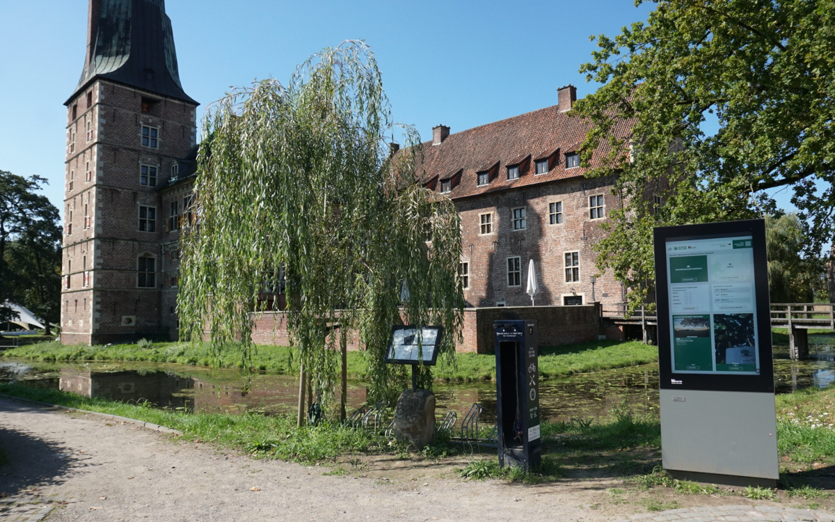 Digital trifft Green: Digital Signage-Screen in Raesfeld (Foto: Gemeinde Raesfeld)