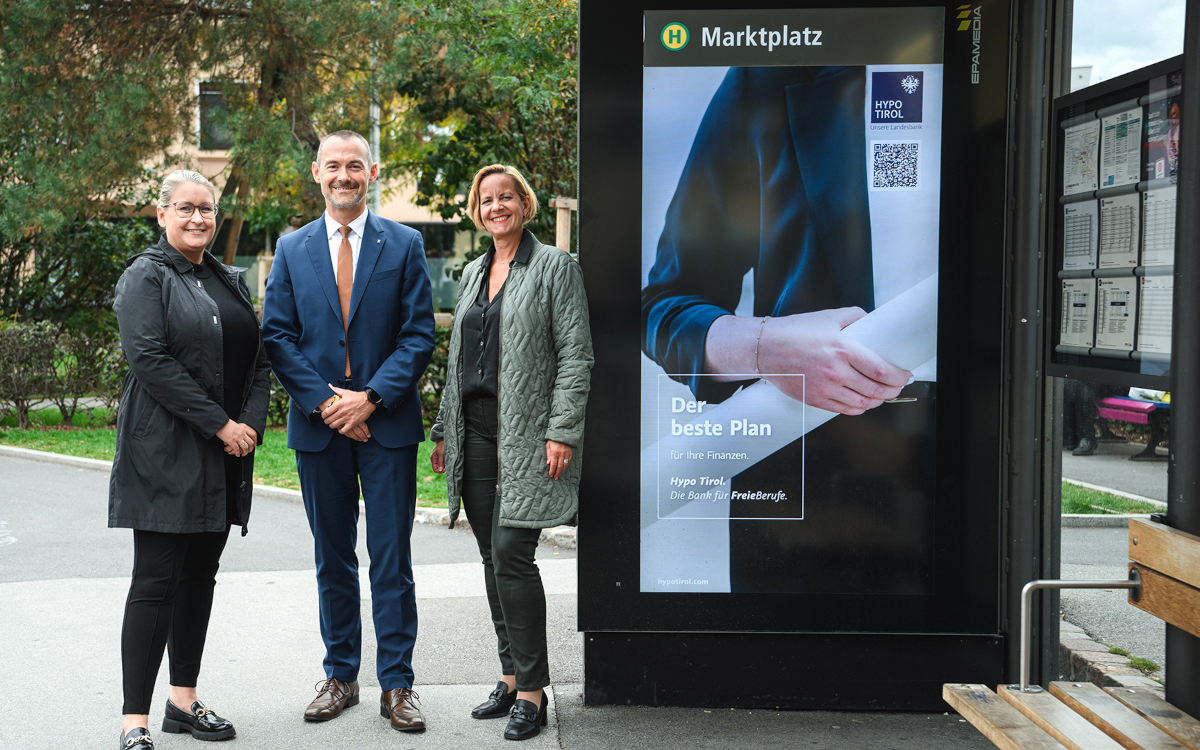 Von links: Alexandra Kassanits, AL-Stv. Marketing, Produkt- und Onlinemanagement, Hypo Tirol Bank; Markus Müller, Leitung Freie Berufe, Hypo Tirol Bank; Brigitte Huber, Head of Regional Sales Tirol Epamedia (Foto: EPAMEDIA)