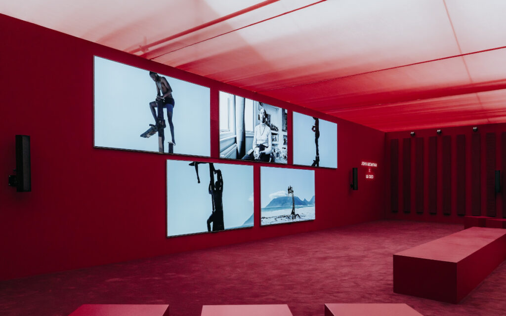 "Becoming Wind" von John Akomfrah auf LG-OLED-Screens (Fotomontage: LG)