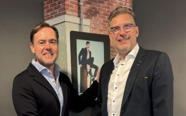 Dick van Baarlen von Global Mounts (links) und Julian van den Berg von Audipack (Foto: Global Mounts Group)