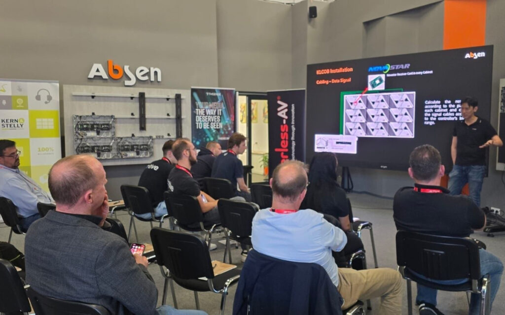 Impressionen der Peerless-AV-Roadshow 2024 (Foto: Peerless-AV)