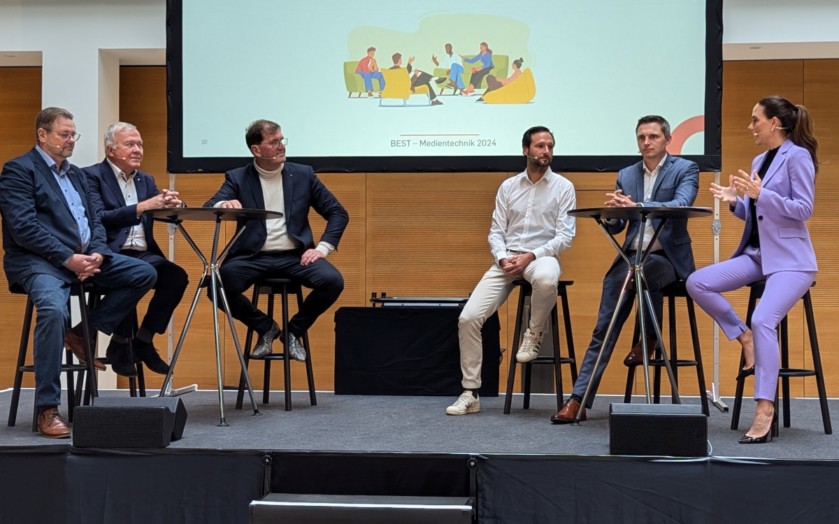 Große Paneldiskussion auf der Best 2024 (von links): Jürgen Heyn von Tüv Süd Rail, Werner Green vom BER-Flughafen, Klaus Schäfer von Gekartel, Robert Bergner von LG, Markus Fiebig von Job und Moderatorin Franca Lehfeldt (Foto: invidis)