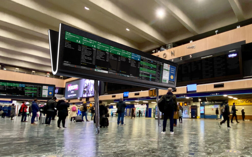 Die aktuellen Informationsscreens in der Euston Station (Fotomontage: Network Rail)