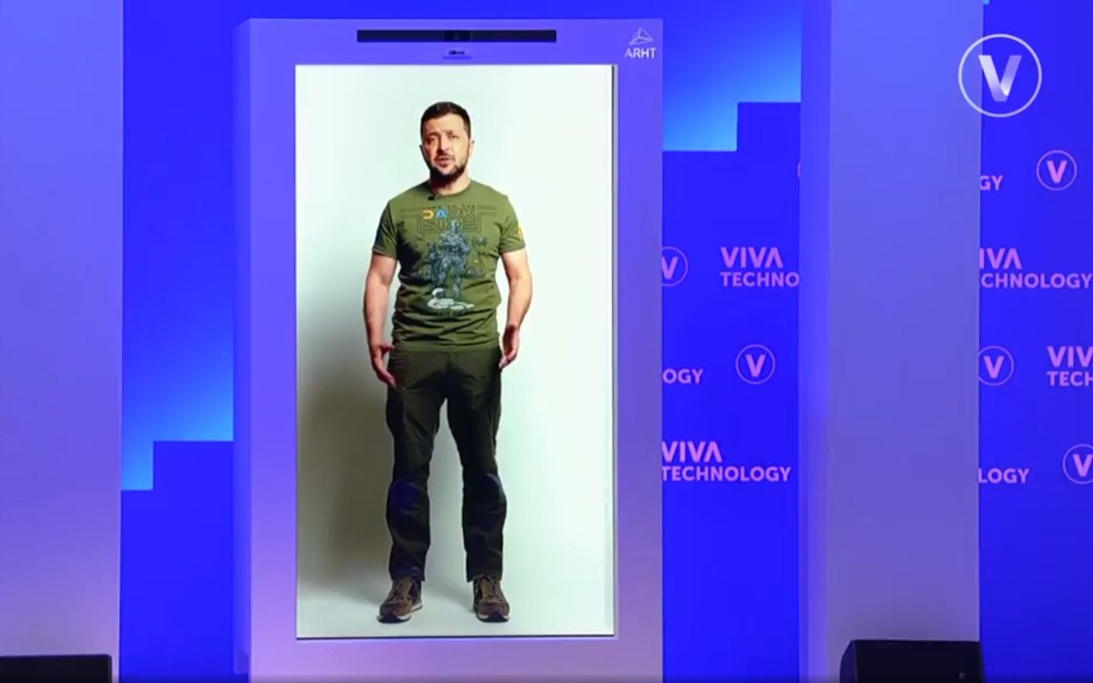 Volodymyr Zelenskyj im Display ARHT Media im Juni 2022 (Foto: Screenshot, Viva Technology)