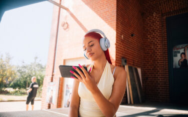 Badmomzjay und ihr Smartphone sind die Stars der Young-Tarif-Kampagne der Telekom. (Foto: Deutsche Telekom)