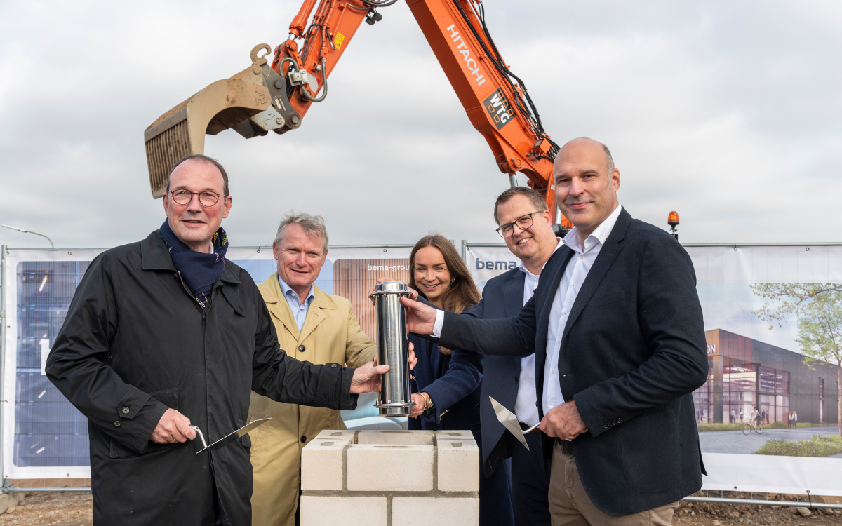 Michael Rabbe, Geschäftsführer von Epson Deutschland, (rechts) begleitet die Grundsteinlegung des Epson Experience Center. (Foto: Epson)