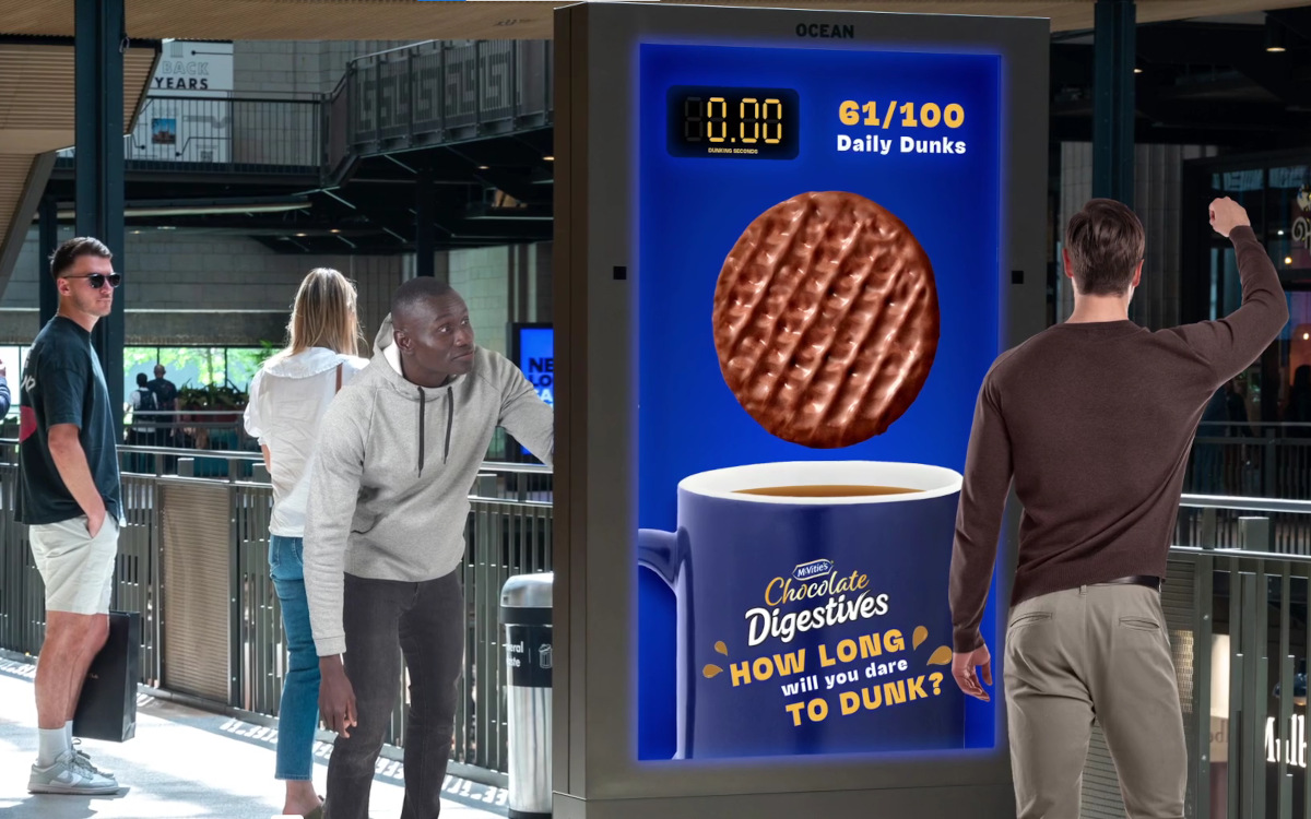 Mit Gestensteuerung lud die McVitie's-Kampagne zum virtuellen Keks-Tunken ein. (Foto: Ocean Outdoor)