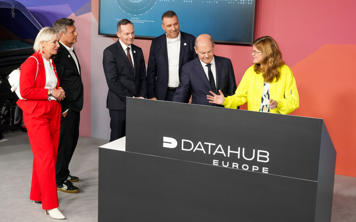 Von links: Hessische Digitalministerin Kristina Sinemus, Bundesministern Robert Habeck und Volker Wissing, Co-CEO Schwarz Digits, Christian Müller, Bundeskanzler Olaf Scholz und Daniela Gerd tom Markotten, Vorständin für Digitalisierung und Technik Deutsche Bahn (Foto: DB)