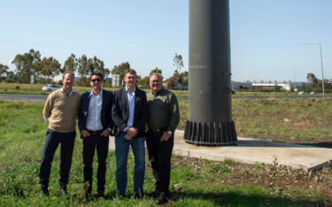 Am Craigieburn Bypass in Epping: Mark Buckley von Alliance Outdoor Media Group, Damian Cox von Wildstone, Jonathan Chandler von Wildstone und Noel Cook, von Wildstone Australien. (Foto: Wildstone)