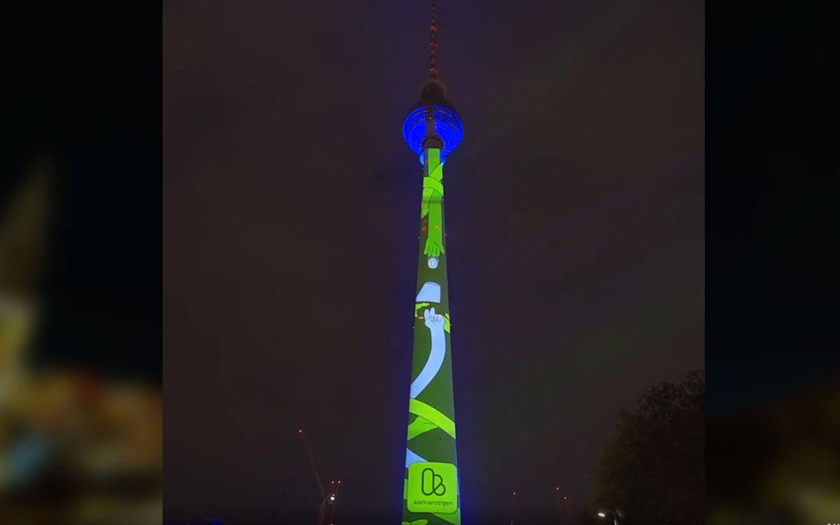 Kleinanzeigen inszeniert sich beim Festival of Lights 2024 mit einer Kampagne auf dem Fernsehturm. (Foto: Kleinanzeigen/Screenshot)