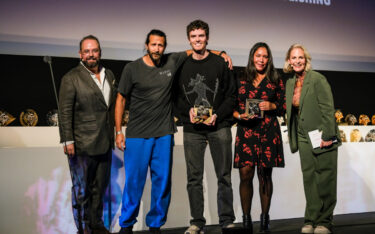 Weischer übergibt einen Löwen an Innocean Berlin, dem Cannes-Lions-Gewinner der Kategorie "Grand Prix for Good". (Foto: Weischer)