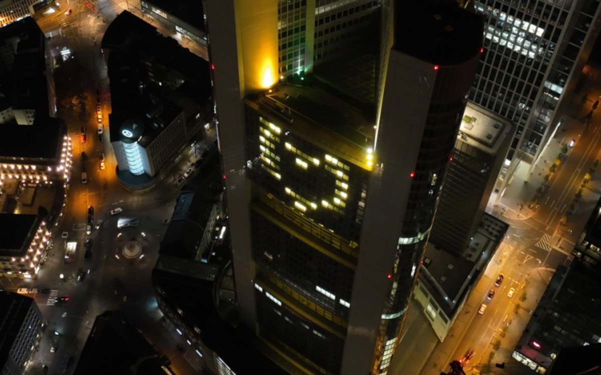 Erleuchtete Fenster formen bei der Commerzbank ein Herz. (Foto: Commerzbank)