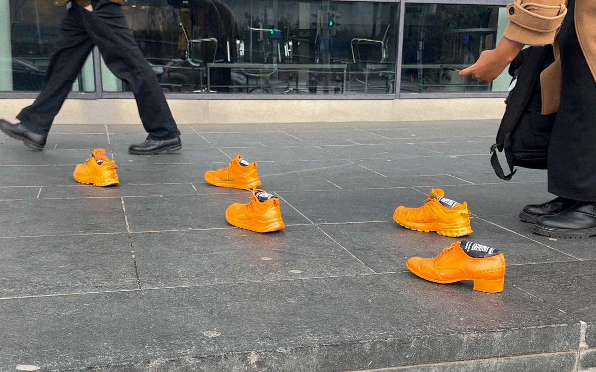 Die Schuhe machen auf offene Jobangebote aufmerksam. (Foto: SEK)